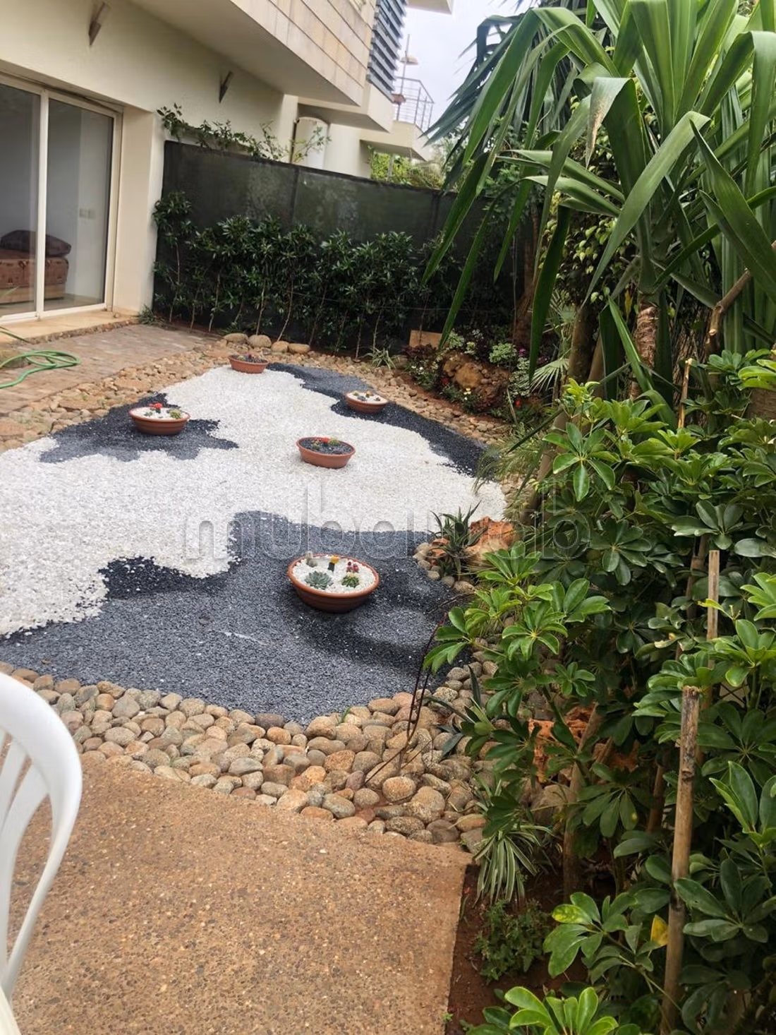 Appartement à vendre à Ain Diab. 3 chambres. Jardin et garage